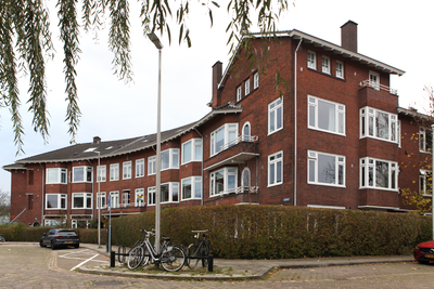916129 Gezicht op de huizen aan het Raadwijk te Utrecht.